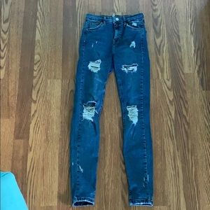 Super cute dark wash distressed skinny jeans